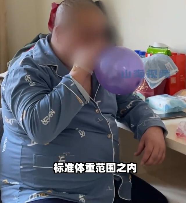 男子胖到只能坐着睡觉，“梦游都是去厨房做饭”，当事人：对晚上感到恐惧，不敢睡，怕憋过去