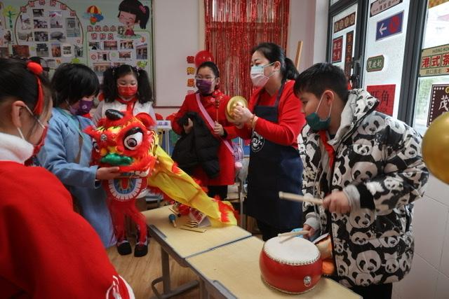 学校变身美食街，孩子们在逛吃逛吃中感受“舌尖上的中国”