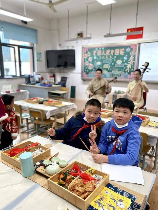 今天学校变得“很好吃”！38个教室里，“飘”出各种诱人中华美食香气……