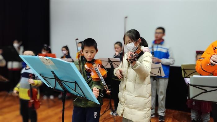 上海市群艺馆里，一群乐团首席、演奏家带着孩子组乐队