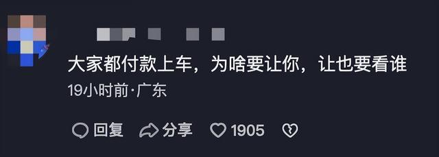 长沙一学生在公交车上未让座被老人骂哭，目击者：老人不仅辱骂，还动手打人