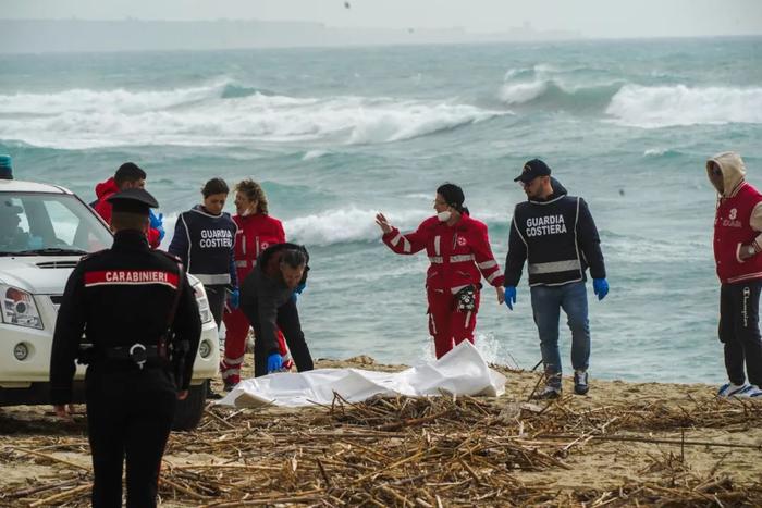 “巨大的悲剧”！一艘移民船沉没，已发现45具遗体，幸存者回忆：没有时间呼救，靠自身力量游到海岸