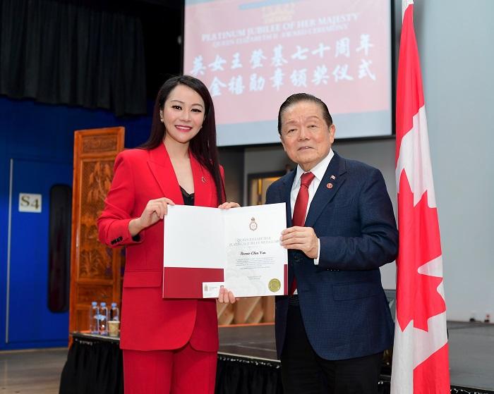 温哥华主持人Bonnie陈芸荣获英女王白金禧徽章