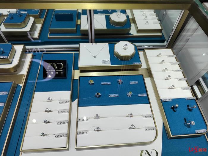 ↑销售人造钻石的郑州中南钻石店展示的不同款式钻戒