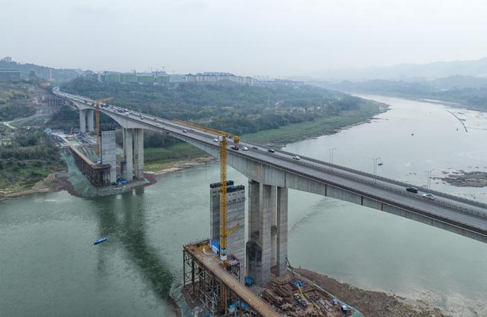 渝武高速拓宽改造工程迎新进展 马鞍石复线桥主桥墩封顶