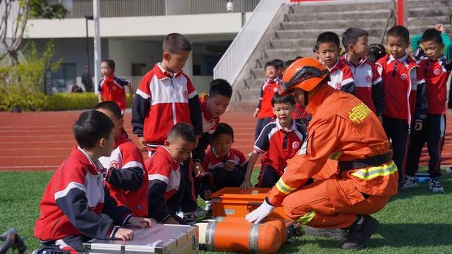 四川攀枝花森林消防进校园 学生：“消防员叔叔，你们会害怕吗？”