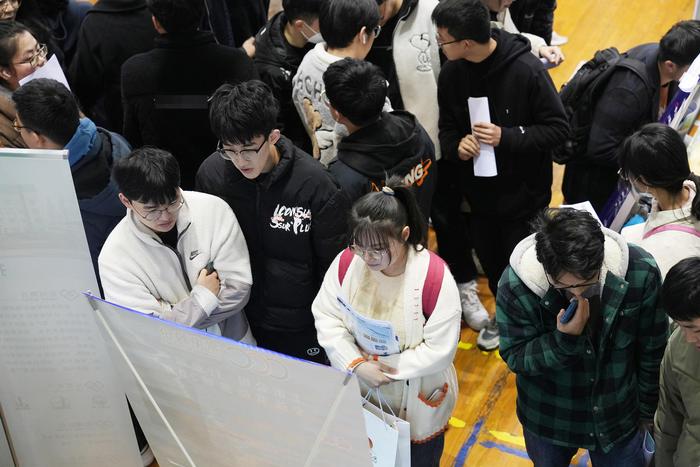↑3月1日,江苏常州,江苏理工学院专场招聘活动现场 图据视觉中国