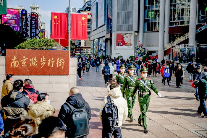 “霓虹灯下的哨兵”永远是红色的