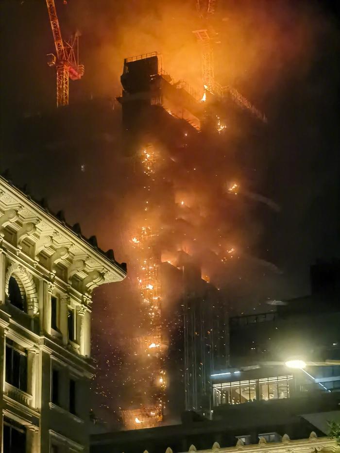 香港一在建大楼发生严重火灾，最初起火位置疑似在最顶层，尖沙咀火警已被救熄
