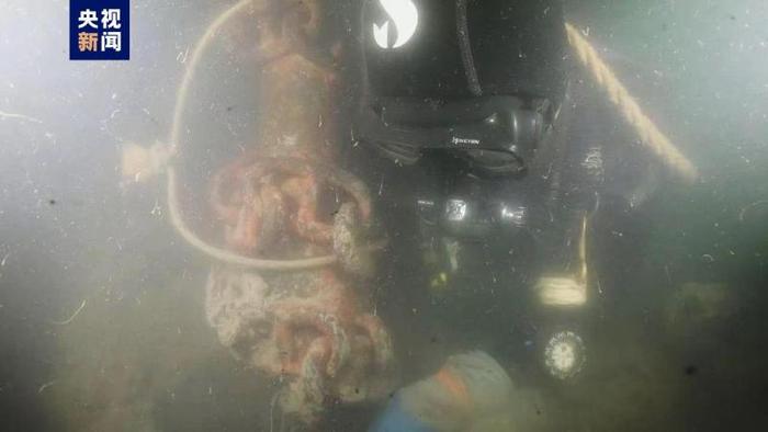 甲午沉舰“靖远”舰遗址水下考古发现210毫米克虏伯炮弹，口径系水下考古迄今之最