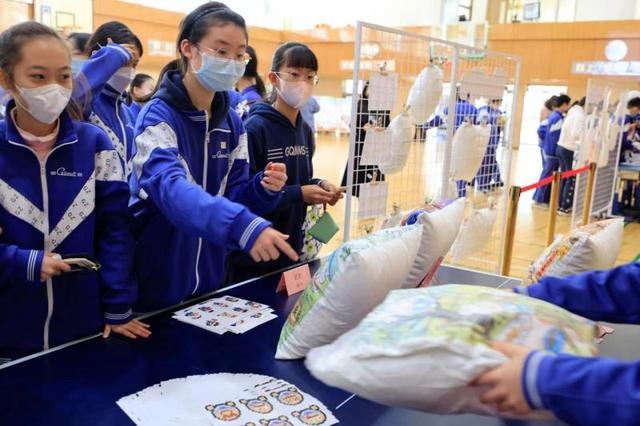 雷锋精神吹遍校园 北京市广渠门中学举办雷锋日义卖