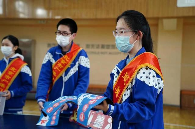 雷锋精神吹遍校园 北京市广渠门中学举办雷锋日义卖