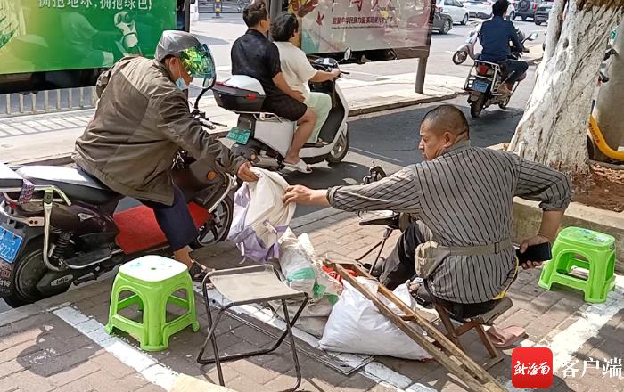 海口53岁独腿“励志匠”：街头修伞修鞋方便市民同时积极自力更生