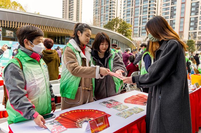 “力量之源”志愿者在行动：传播红色文化，让雷锋精神融入日常