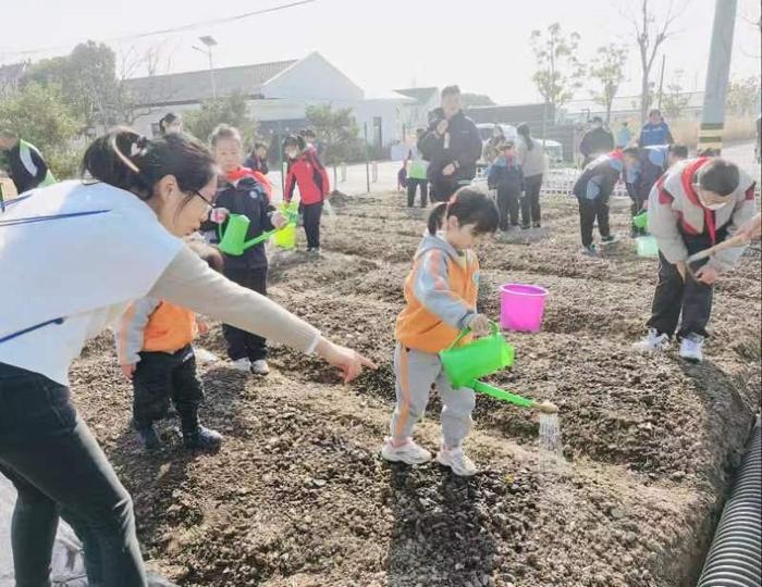 共享菜园萌孝心 宝山罗泾的“社区小先生”带你一起去研学