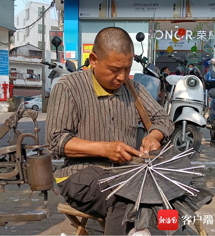 海口53岁独腿“励志匠”：街头修伞修鞋方便市民同时积极自力更生