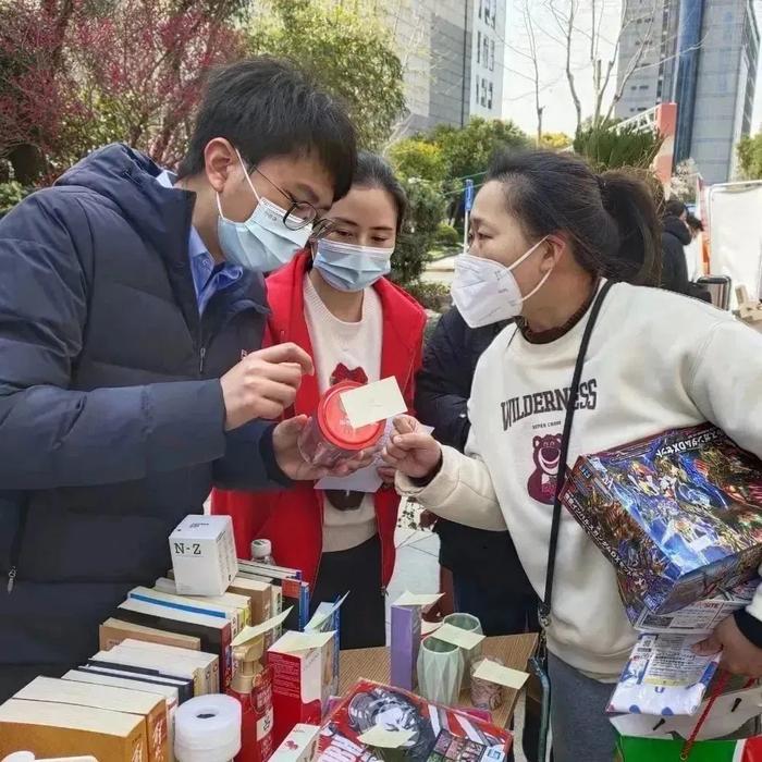 “后备箱公益集市”火热举行，TA们为贫困学子献爱心