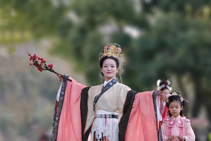 世纪公园梅花林来了一群汉服“小姐姐”，一招一式都有讲究