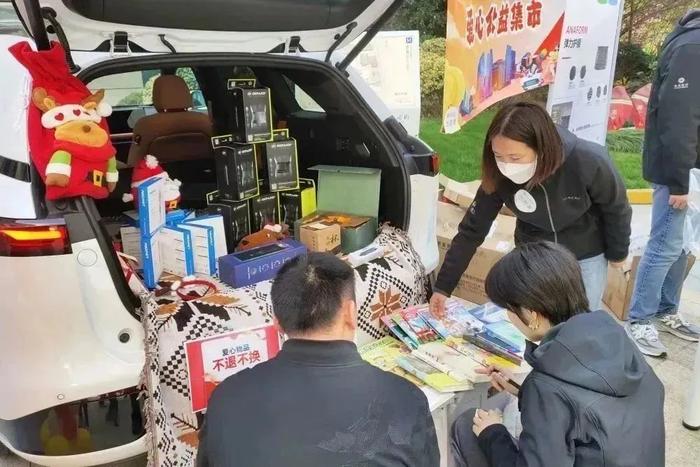 “后备箱公益集市”火热举行，TA们为贫困学子献爱心