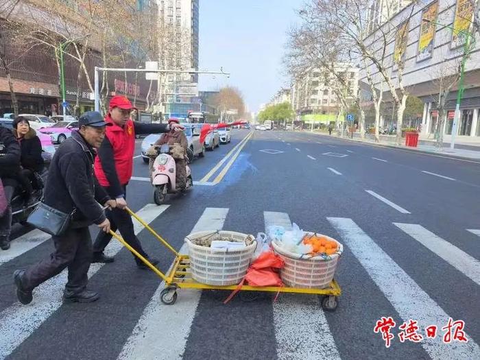 【创建为民 创建惠民 创建靠民】常德市武陵区300余名志愿者开展文明交通劝导活动