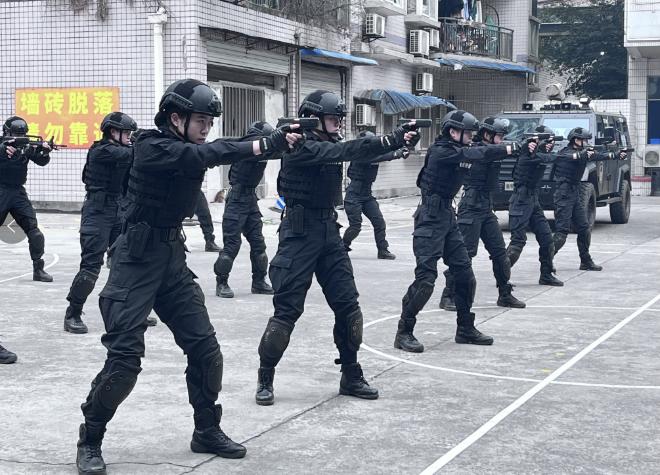 重庆市公安局特警总队女子特警：警务实战大比武尽显巾帼风采