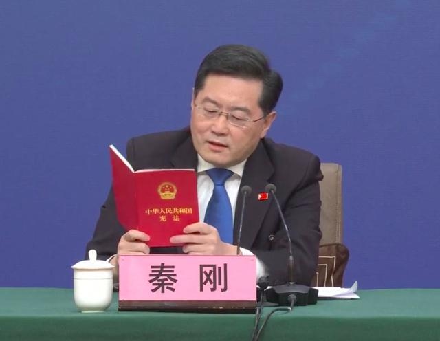 外交部秦刚现场读宪法回应台湾问题：完成统一祖国的大业是包括台湾同胞在内的全中国人民的神圣职责