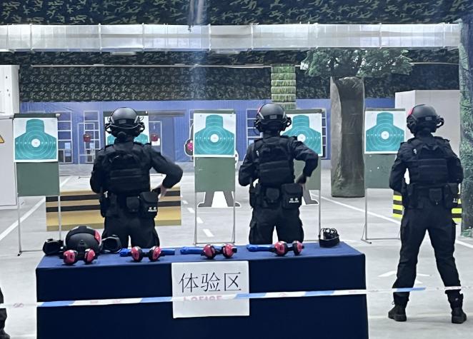 重庆市公安局特警总队女子特警：警务实战大比武尽显巾帼风采