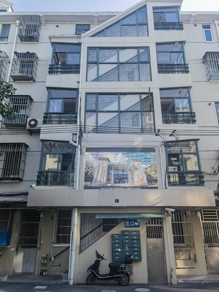 (早期彭五小区直接在侧面扩建楼梯,时代周报记者摄)