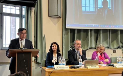 驻意大利大使贾桂德出席“以国际法律标准 促进跨境投资”研讨会并致辞