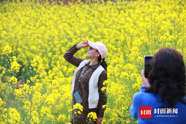 四川荣县乐德红土地“红”出圈 成都眉山等地游客纷纷来打卡拍照买土特产