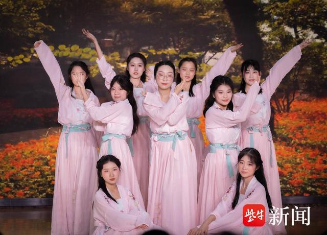 ”女神节“盛装登台！高中美女老师组团亮相，用英语讲好中国故事