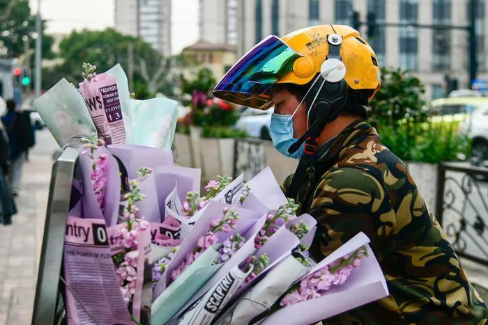 组图 | 妇女节当日，沪上鲜花店生意红火