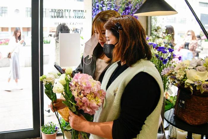 组图 | 妇女节当日，沪上鲜花店生意红火