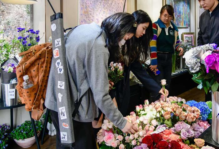 组图 | 妇女节当日，沪上鲜花店生意红火