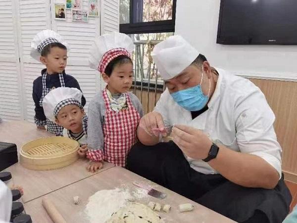 辞去五星级酒店大厨当起幼儿园营养员 他是守护孩子饮食健康的“大厨哥哥”