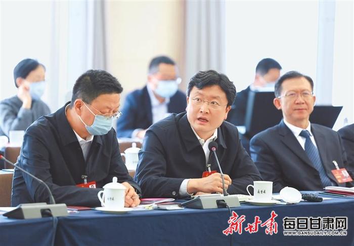 【图片新闻】十四届全国人大一次会议甘肃代表团在驻地举行小组会议