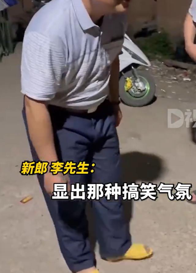 婚礼现场伴郎团成熟着装，“POLO衫西裤配凉拖”，新郎：想搞点博眼球的东西，这样穿显得很搞笑