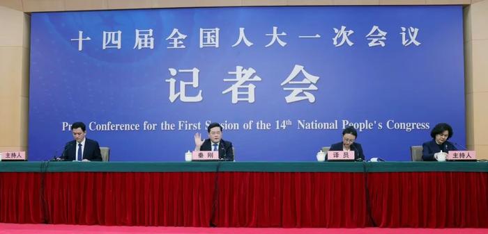 【英文】外交部长秦刚就中国外交政策和对外关系回答中外记者提问