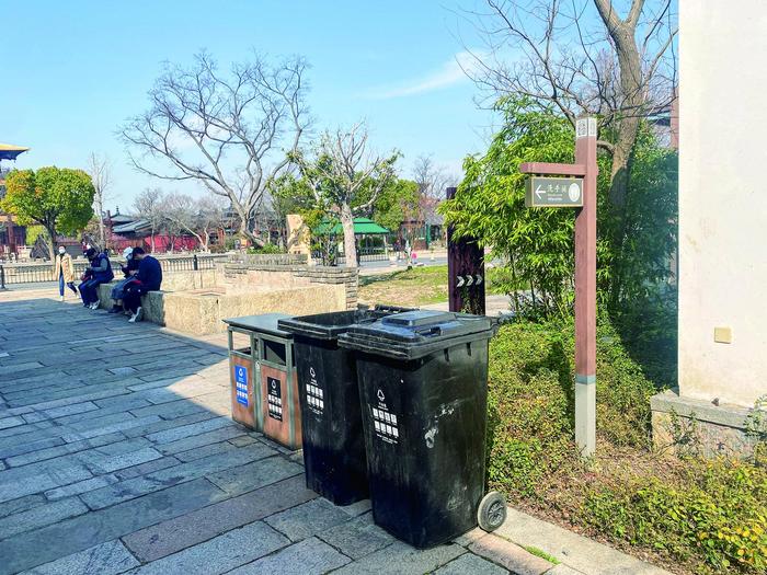 公园景区迎来了大客流，但乱扔垃圾、攀折花草、过度踩踏等现象也开始出现——  踏青郊游人气高 莫让陋习“煞风景”