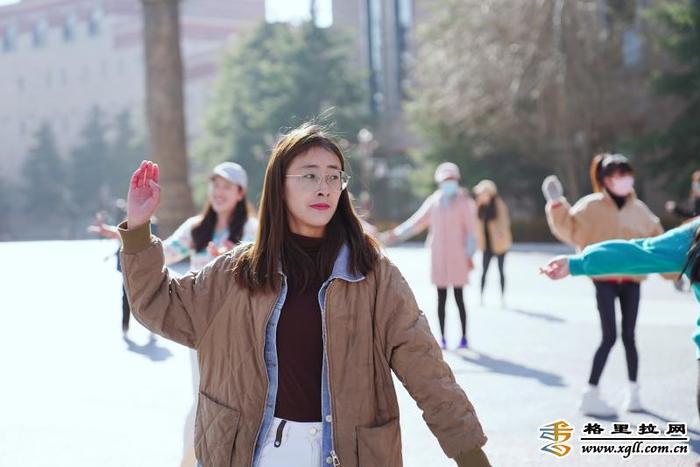 迪庆日报社妇女同胞跳起欢快的广场舞庆祝“三八”妇女节