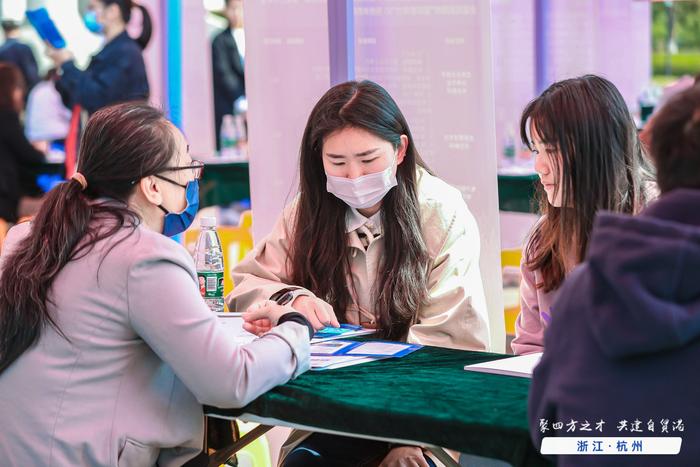 海南在杭州6所高校举办双选会 自贸港产业和人才政策打动众多求职者