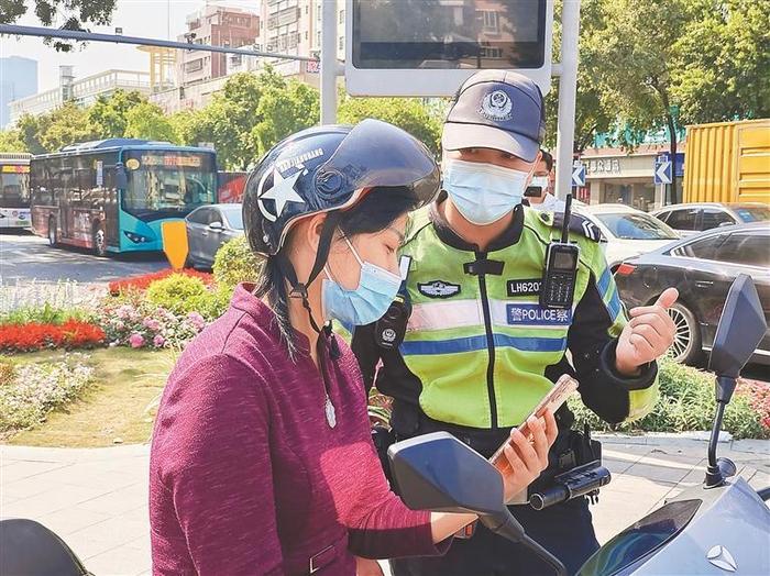 深圳交警持续开展电动自行车专项整治 严查电动自行车无牌上路、闯红灯、走机动车道等交通违法行为