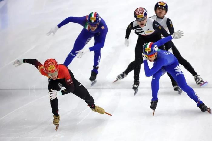 佳木斯市运动员钟宇晨勇夺2022-2023赛季短道速滑世锦赛男子接力冠军