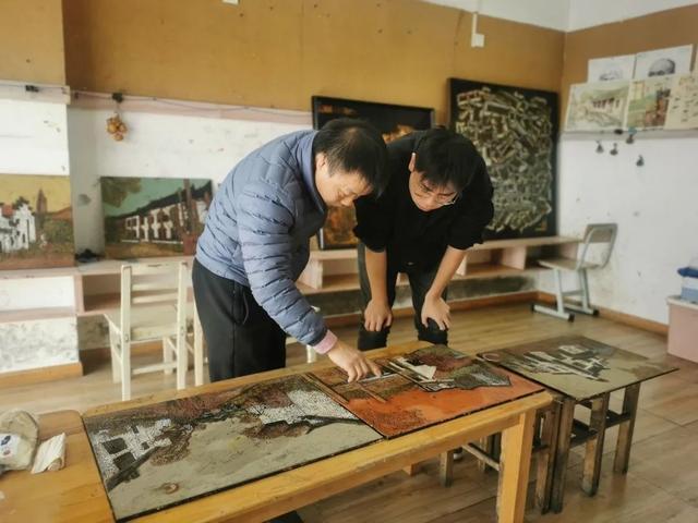 酱菜馆、中侨大学、墙门里……金山这位美术老师用漆画展现9个村的特色→