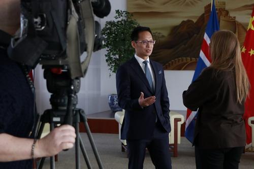 驻冰岛大使何儒龙就冰岛入列第二批开放中国公民出境团队游国家名单接受冰岛国家广播公司采访