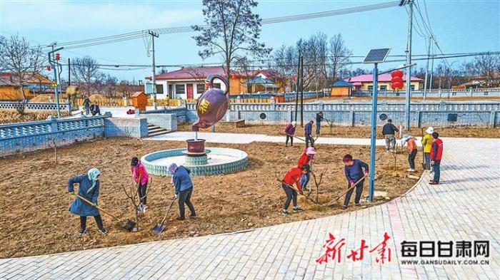 【图片新闻】合水县西华池镇全体党员干部开展植树造林活动