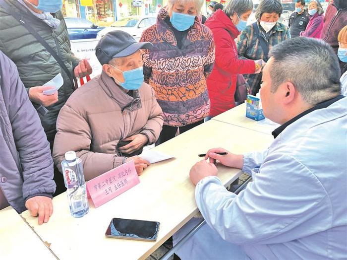 三年疫情市民健康意识增强 基层卫生服务中心恢复往日繁忙