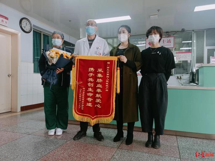 罗立黎专程来到四川南充市第四人民医院,将一面锦旗送到该院妇产科主任寇俊明的手中