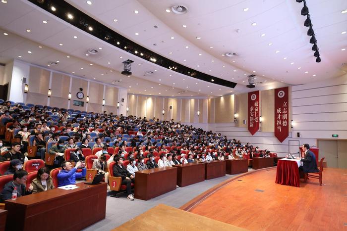 以伟大抗疫精神激扬中医学子奋斗青春，上海中医药大学“开学第一课”开讲