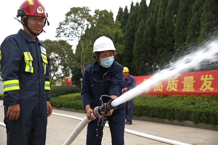 体验消防装备科普灭火知识 化工消防的“大转盘”了解一下